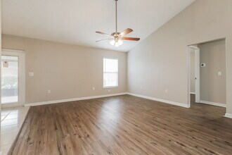 839 Greenbelt Cir in Brandon, FL - Building Photo - Building Photo