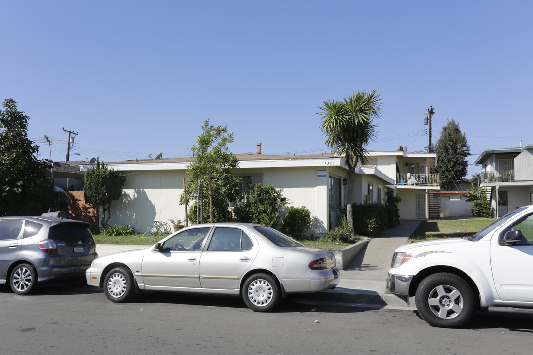 17371 Keelson Ln in Huntington Beach, CA - Foto de edificio