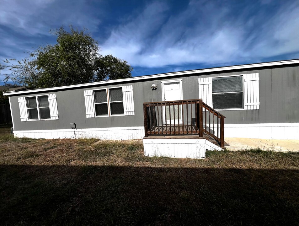 222 B St in Converse, TX - Building Photo