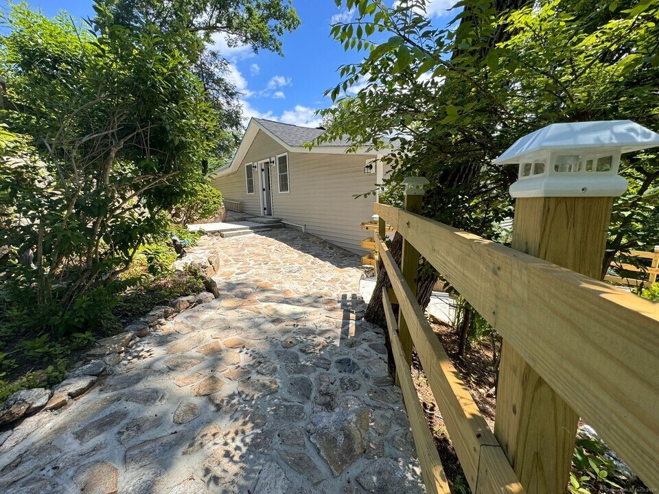 22 Hemlock Trail in Newtown, CT - Building Photo