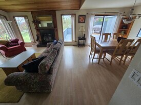 721 Cherry Ave NE in Bainbridge Island, WA - Building Photo