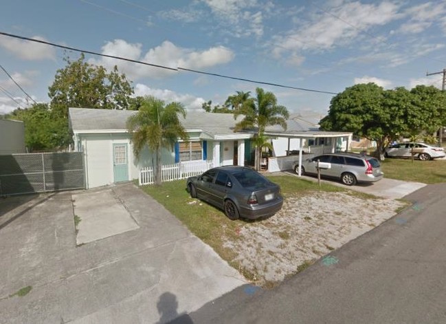 3 SFRs: 908, 912 & 918 SE Lincoln Ave in Stuart, FL - Building Photo - Building Photo