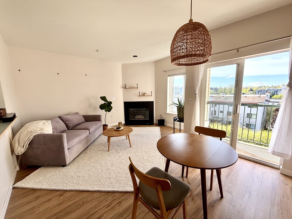 2117 N 107th St, Unit 403 in Seattle, WA - Building Photo