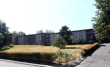 Veranda Green Apartments in Burien, WA - Building Photo - Building Photo