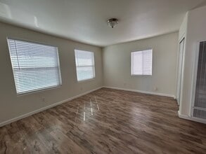 110 3rd St, Unit B in Roseville, CA - Foto de edificio - Building Photo