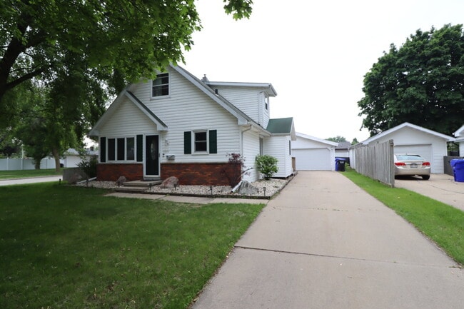 2223 E Lourdes Dr in Appleton, WI - Building Photo - Building Photo