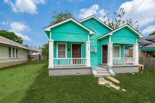 733 W Page Ave in Dallas, TX - Building Photo