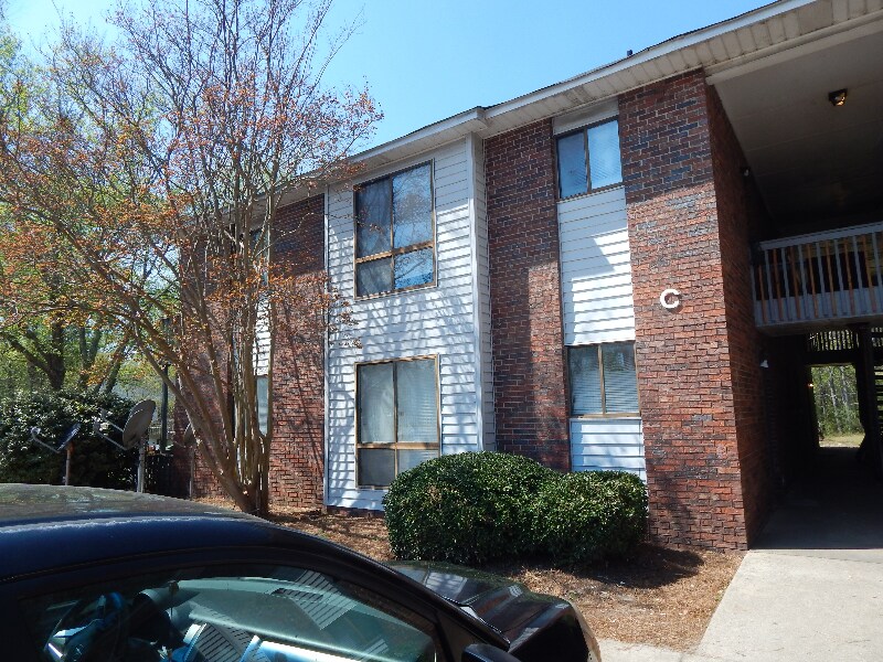 100 Highland Forest Dr in Greenwood, SC - Building Photo