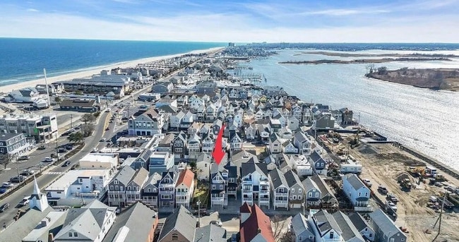 16 E Church St in Sea Bright, NJ - Foto de edificio - Building Photo