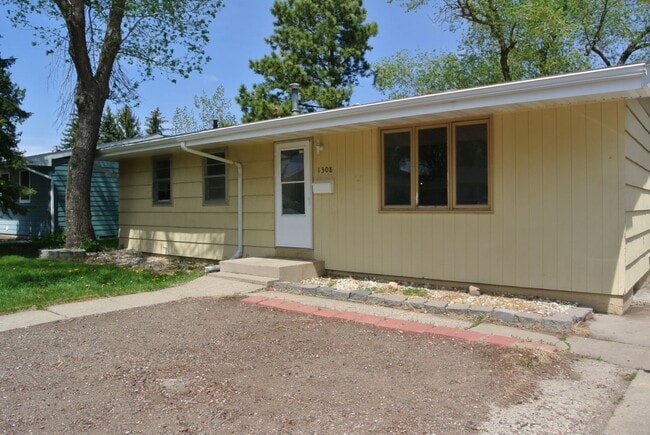 1308 Tuxedo Rd NW in Minot, ND - Building Photo - Building Photo
