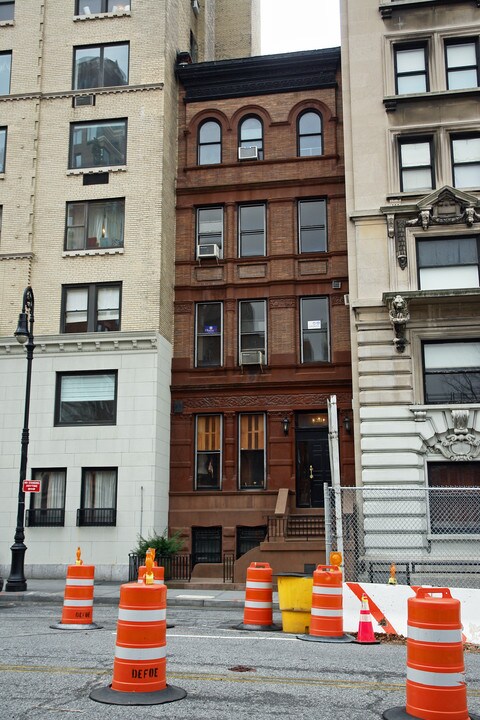 338 W 72nd St in New York, NY - Building Photo