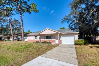 61 Lake Shore Dr in Palm Harbor, FL - Building Photo - Building Photo