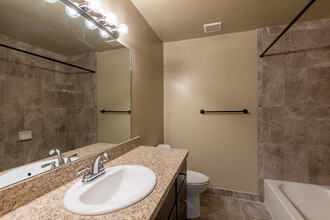 Riverland Woods Apartments in Sterling Heights, MI - Foto de edificio - Interior Photo