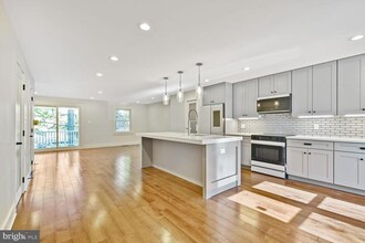 10222 Arizona Cir in Bethesda, MD - Foto de edificio - Building Photo