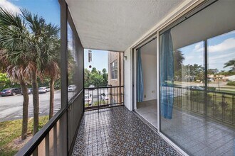 7300 NW 17th St, Unit 203 in Plantation, FL - Foto de edificio - Building Photo