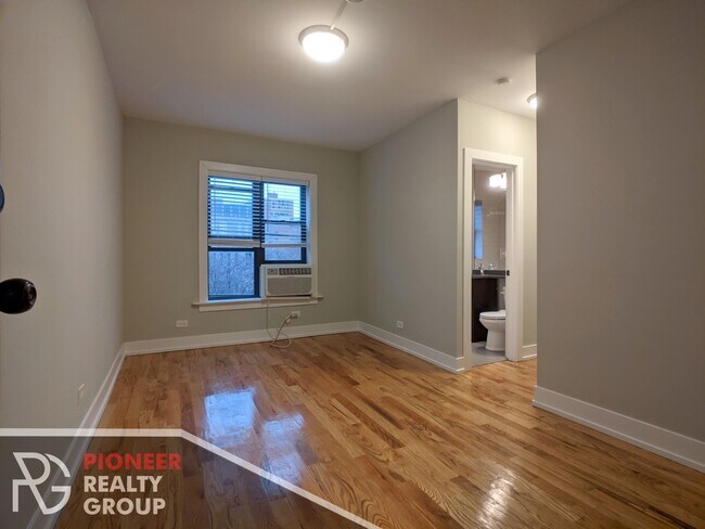 2850 N Mildred Ave, Unit 2 in Chicago, IL - Building Photo - Building Photo