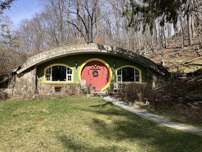 16 Wilkinson Hollow Rd in Pawling, NY - Foto de edificio - Building Photo
