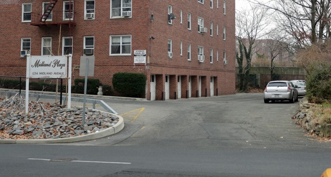 Midland Plaza in Bronxville, NY - Foto de edificio - Building Photo