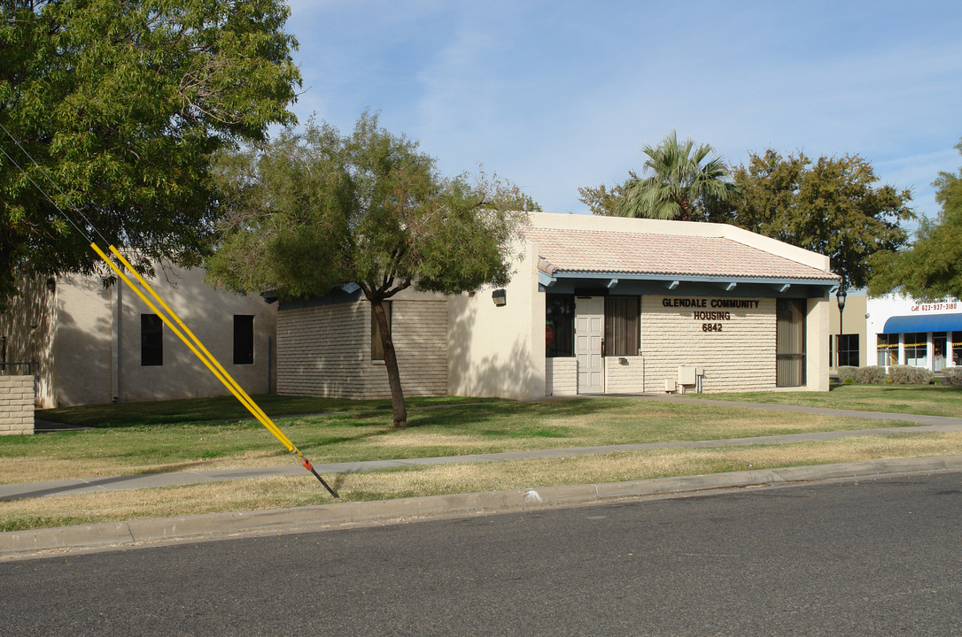 6842 N 61st Ave in Glendale, AZ - Foto de edificio