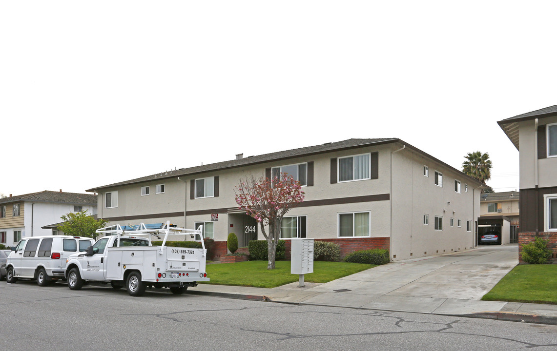 2144 Royal Dr in Santa Clara, CA - Foto de edificio