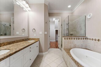 1038 Memorial Village Dr in Houston, TX - Building Photo - Building Photo