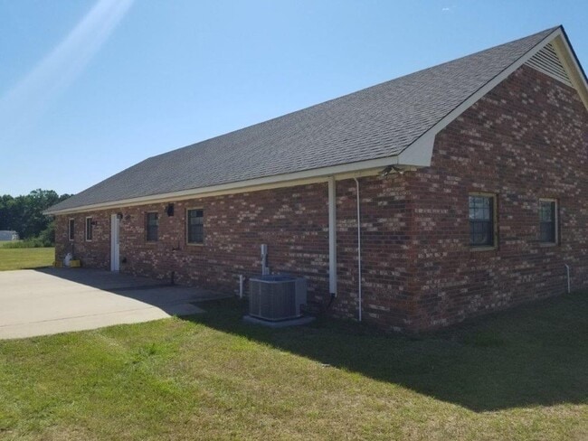 6047 Wayne Memorial Dr in Pikeville, NC - Building Photo - Building Photo