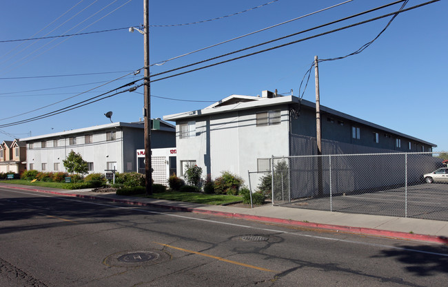 Plaza Garden Apartments in Turlock, CA - Building Photo - Building Photo