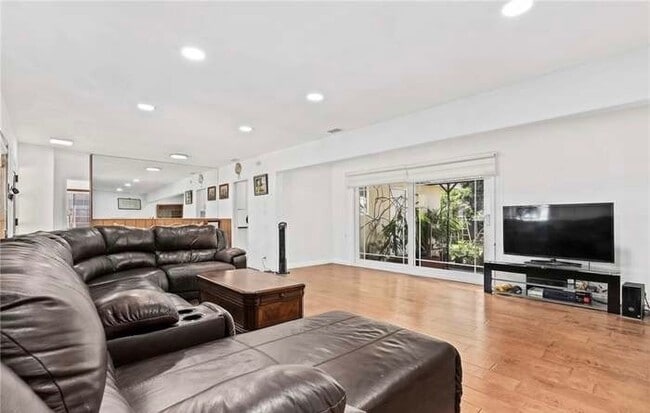 9945 Gaviota Ave in Los Angeles, CA - Building Photo - Building Photo