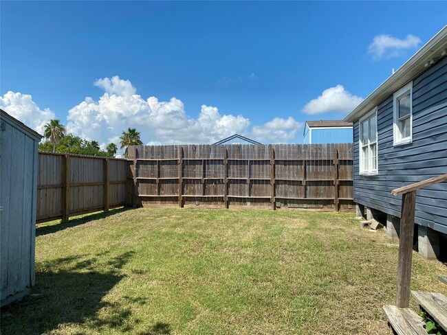 2371 Broadway St in Dickinson, TX - Building Photo - Building Photo