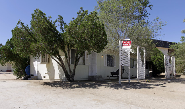 55335 Santa Fe Trl in Yucca Valley, CA - Foto de edificio - Building Photo