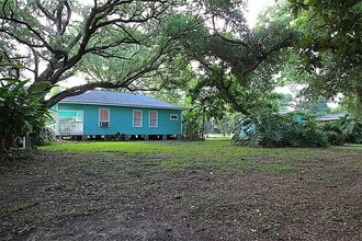 1207 Ross St in La Marque, TX - Foto de edificio - Building Photo