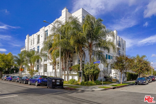 401 Serrano Ave in Los Angeles, CA - Building Photo - Building Photo