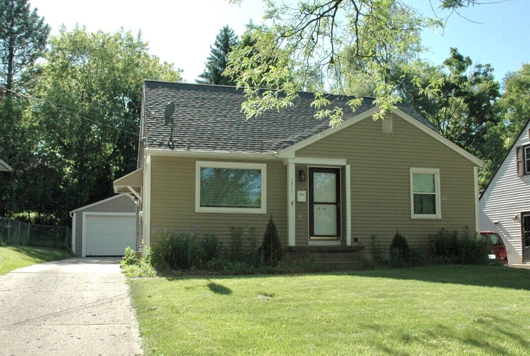 1317 Herrick Ave NE in Grand Rapids, MI - Building Photo