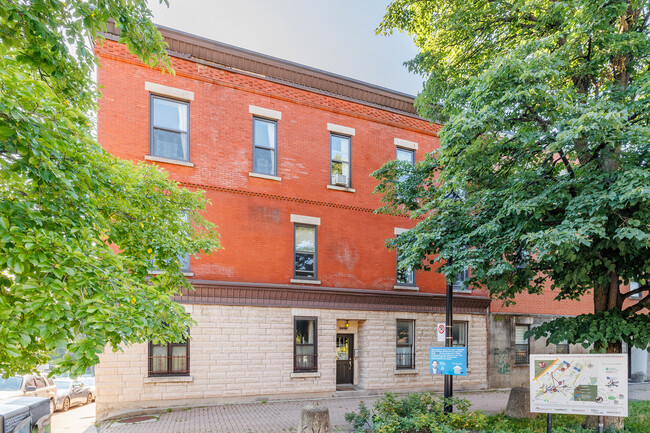 2030 Saint-Antoine Rue O in Montréal, QC - Building Photo - Building Photo