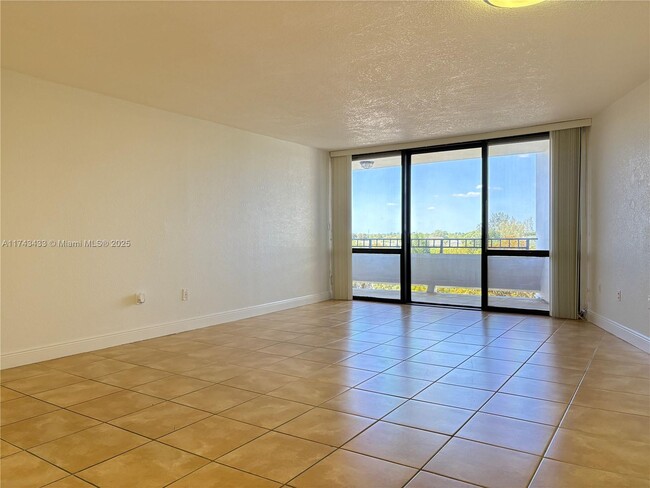 13953 Kendale Lakes Cir in Miami, FL - Foto de edificio - Building Photo