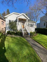 8008 Roosevelt Way NE in Seattle, WA - Building Photo