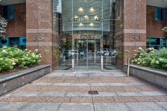 33 University Ave in Toronto, ON - Building Photo - Building Photo