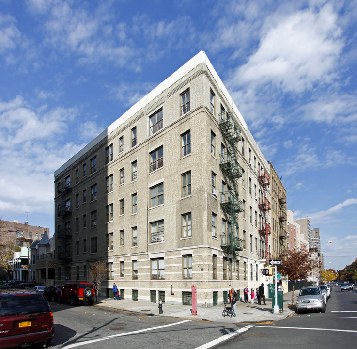 789 E 183rd St in Bronx, NY - Building Photo