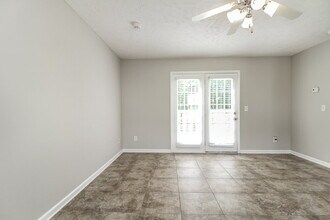 127 Lyndhurst Dr in La Vergne, TN - Foto de edificio - Building Photo