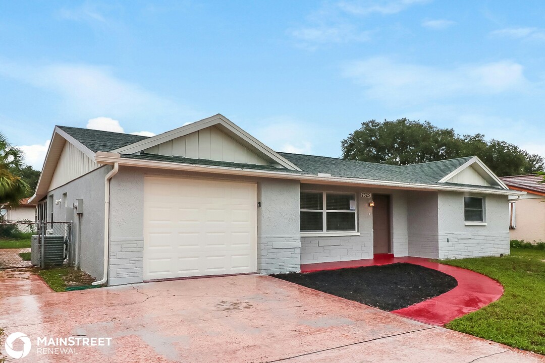 7325 Sandalwood Dr in Port Richey, FL - Building Photo