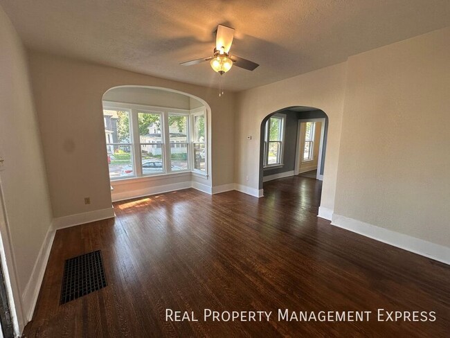 property at 427 S Prairie Ave