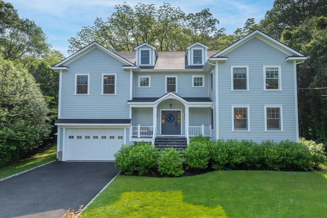 53 Long Meadow Rd in Greenwich, CT - Building Photo