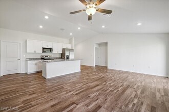 3334 NE 8th Pl in Cape Coral, FL - Building Photo - Building Photo