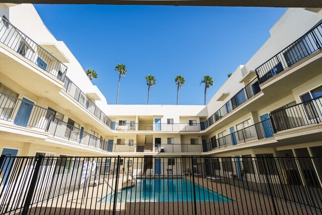 123 California Ave in Santa Monica, CA - Foto de edificio - Building Photo