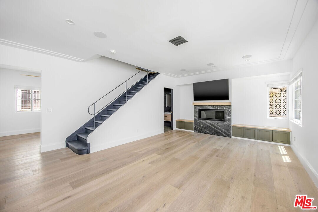 107 Flores St in Los Angeles, CA - Building Photo