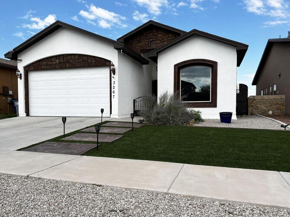 3267 Percheron in El Paso, TX - Building Photo