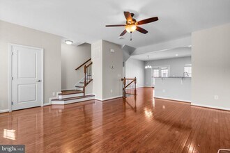 6974 Kona Dr in Gainesville, VA - Foto de edificio - Building Photo