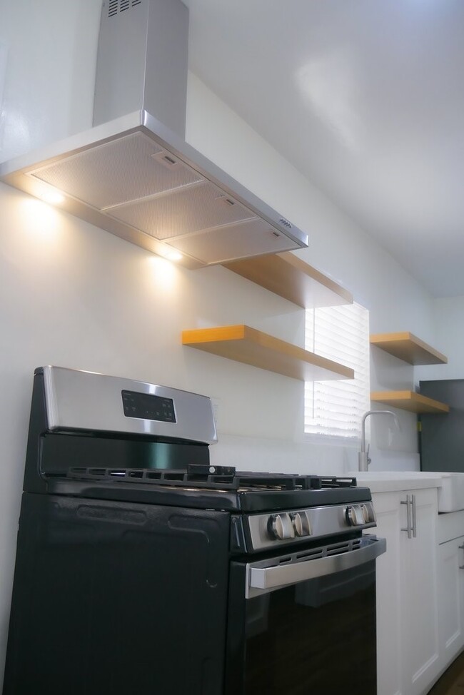 1316 N Hollywood Way, Unit A in Burbank, CA - Building Photo - Building Photo