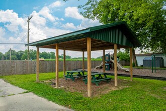 Crestwood MHC in Middletown, IN - Foto de edificio - Building Photo