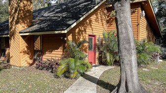 437 W 9th St in Atlantic Beach, FL - Building Photo